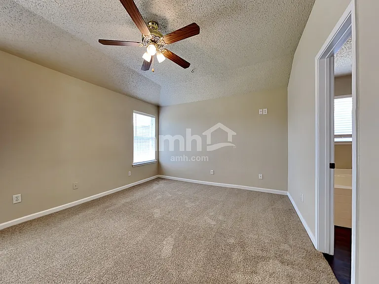 955 Aaron Dr — Photo 8