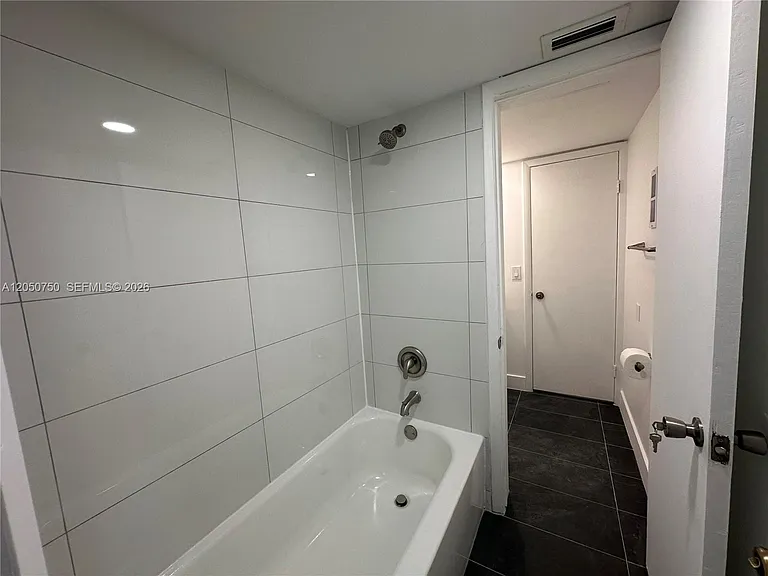 960 N Franklin Ave #960G — Photo 13
