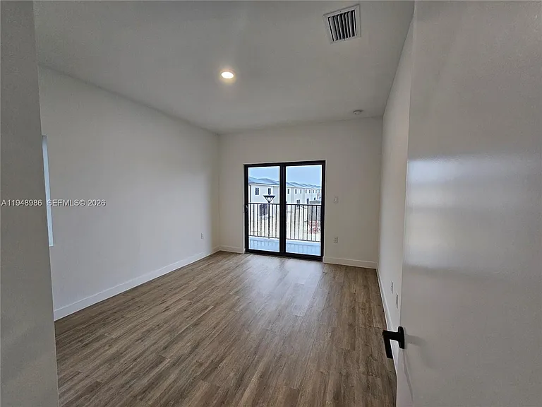 215 NW 13th Pl — Photo 18