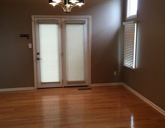 3rd image of 940 N Park Ave