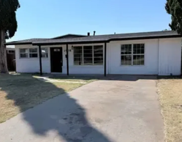 1908 Morrison Dr — Photo 3