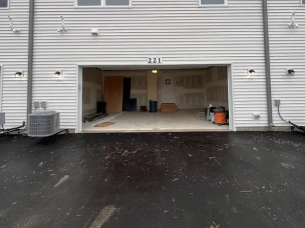 221 S Llanos St, Cortland, IL 60112