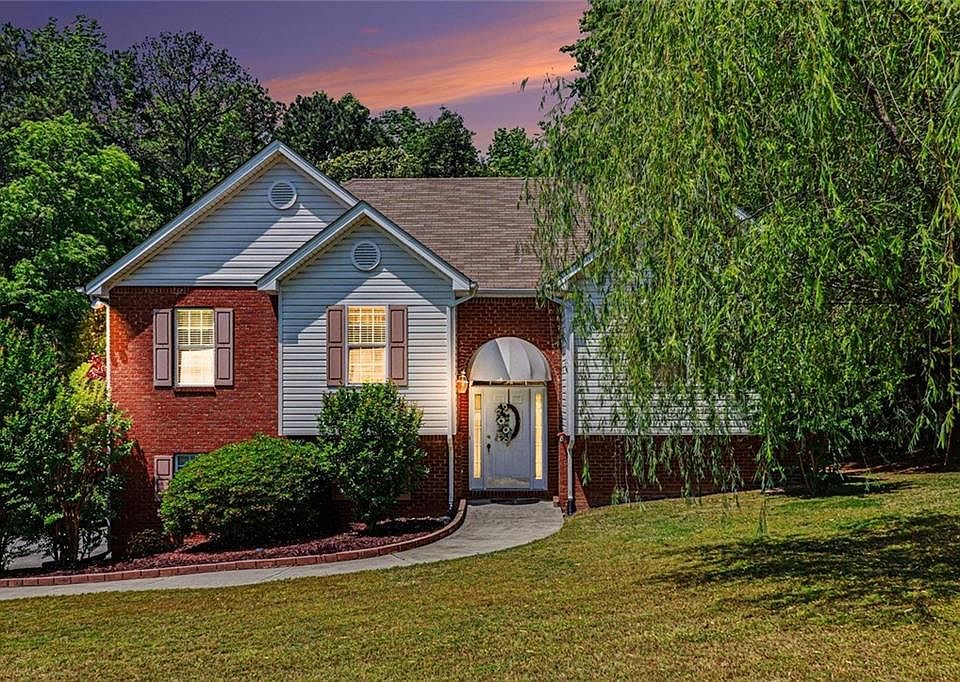 1st image of 130 Orchard Way SE