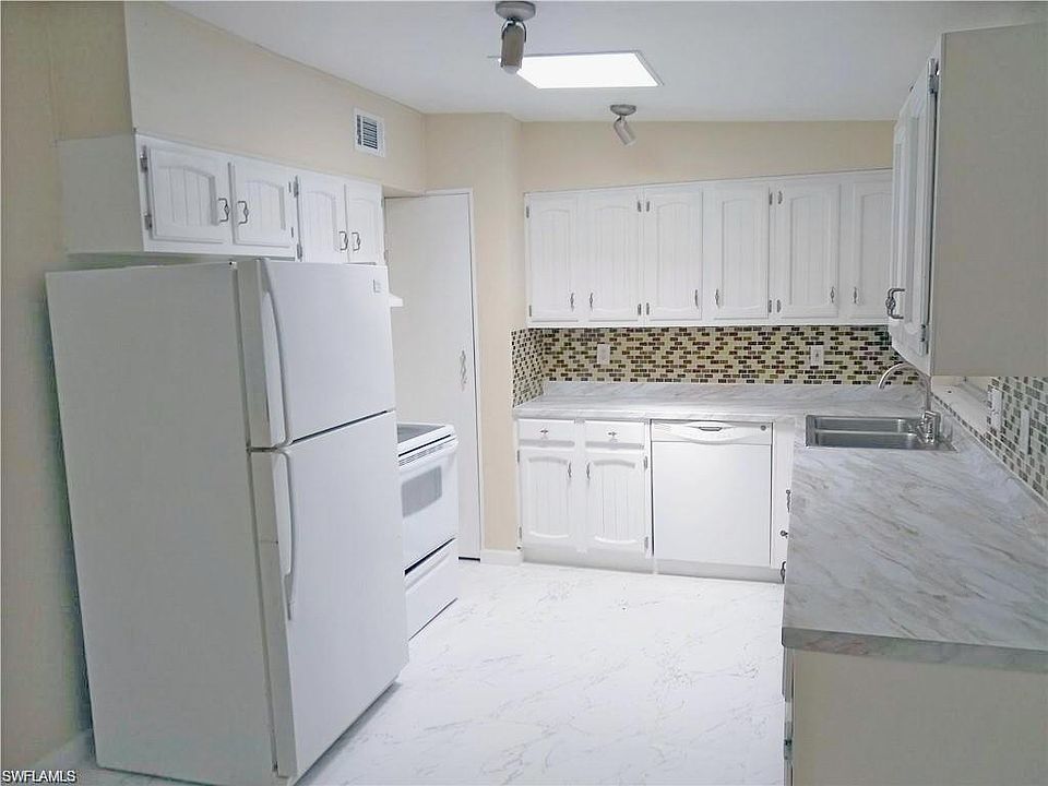 1st image of 217 Brooks Ct
