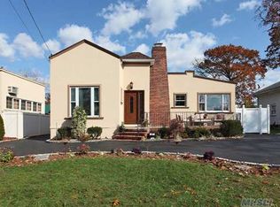 37 Wynsum Ave, Merrick, NY 11566