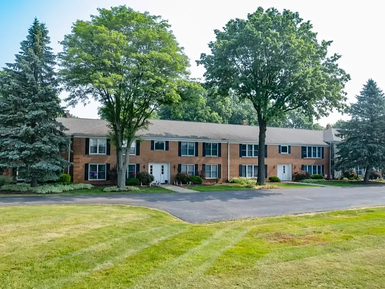 Bobolink Manor Apartments — Photo 4