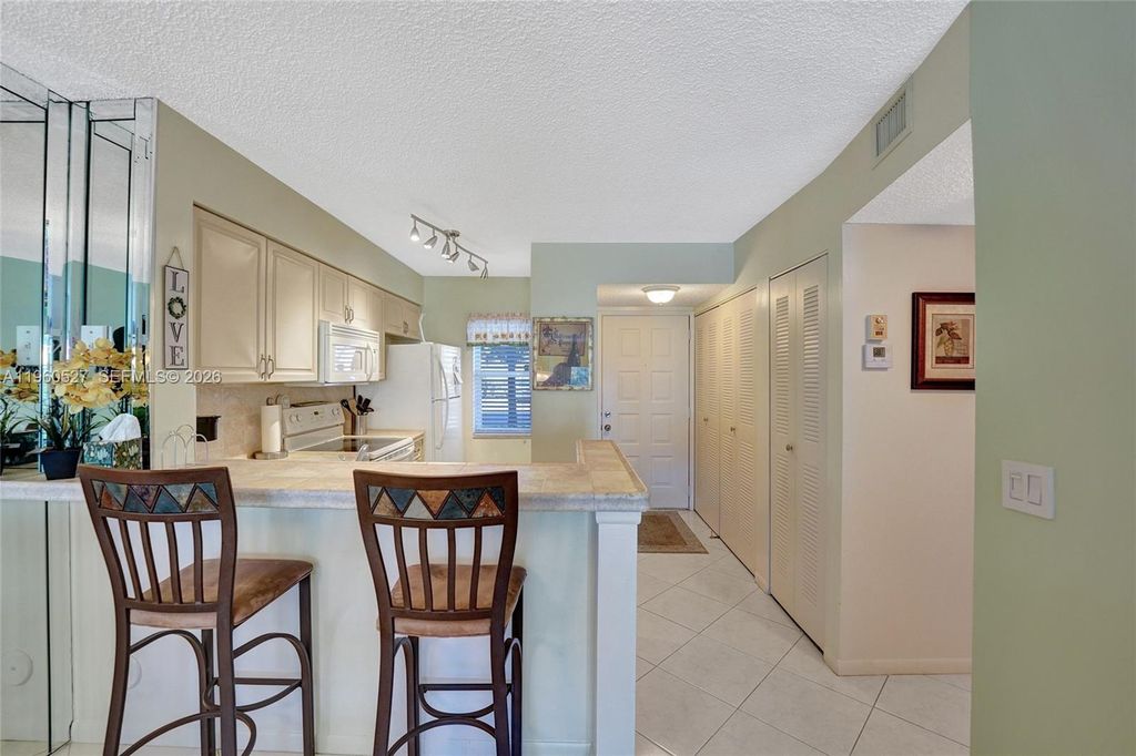 2228 N Cypress Bend Dr APT 103, photo 6