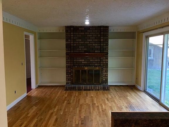 4th image of 7589 Farmington Ave