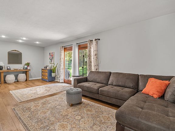 4th image of 2327 Salem Ct