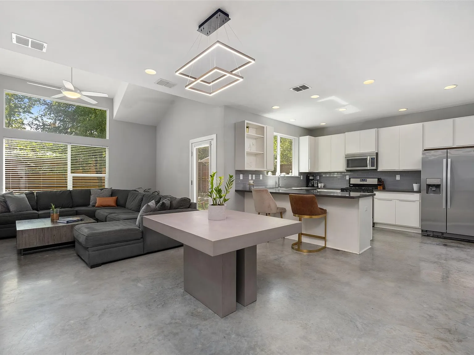 3 bed, 2.5 bath, 1839 sqft, $2,995 — Photo 3