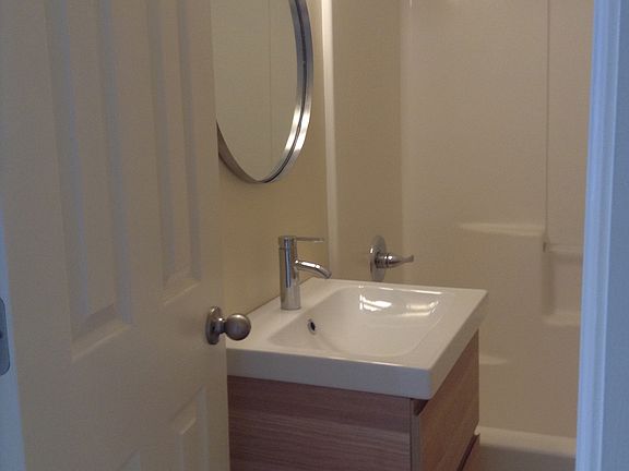 4th image of 34 Waterbury St APT 2L