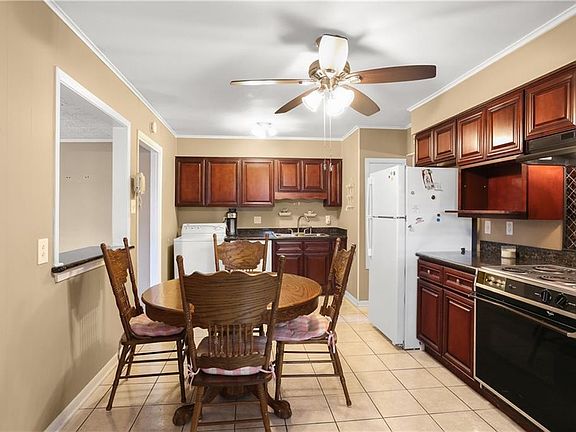 5th image of 425 W Butterfly Cir