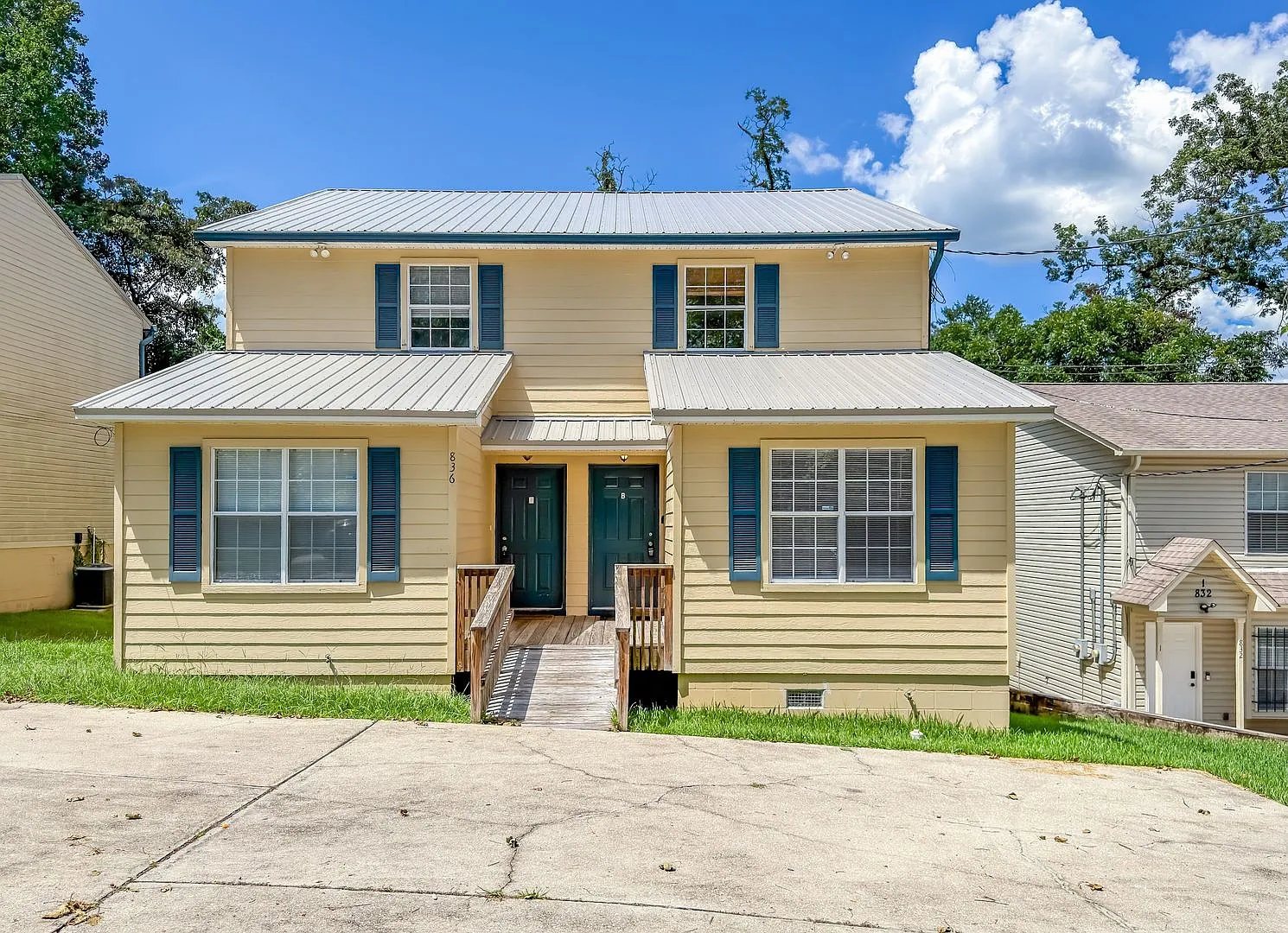 Walkable 3/3 W/ Washer/Dryer, Stainless Steel Appliances, & Lawn Maint Included! $1575/Month Avai... — Photo 1
