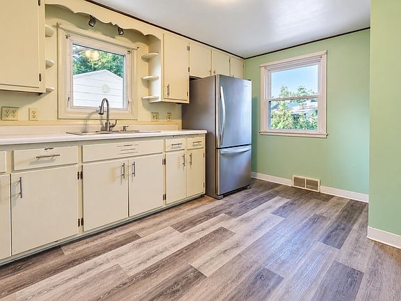 5th image of 1490 Hastings St