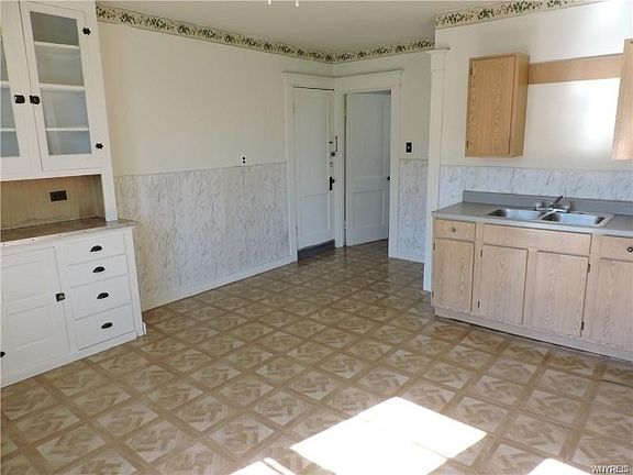 4th image of 1526 Electric Ave