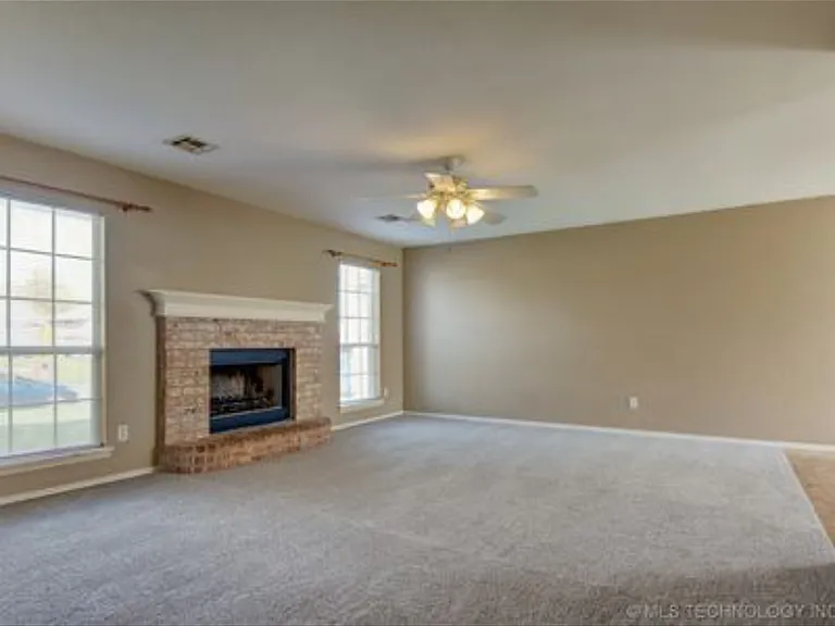 6331 S Newport Ave — Photo 2