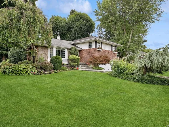 19 Wren Drive, Woodbury, NY 11797