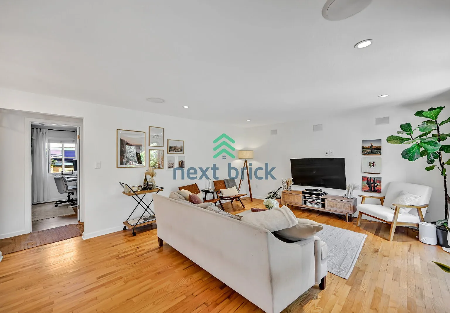 Beautifully Updated 3-Bedroom Home in Seattle With 2 car garage — Photo 4