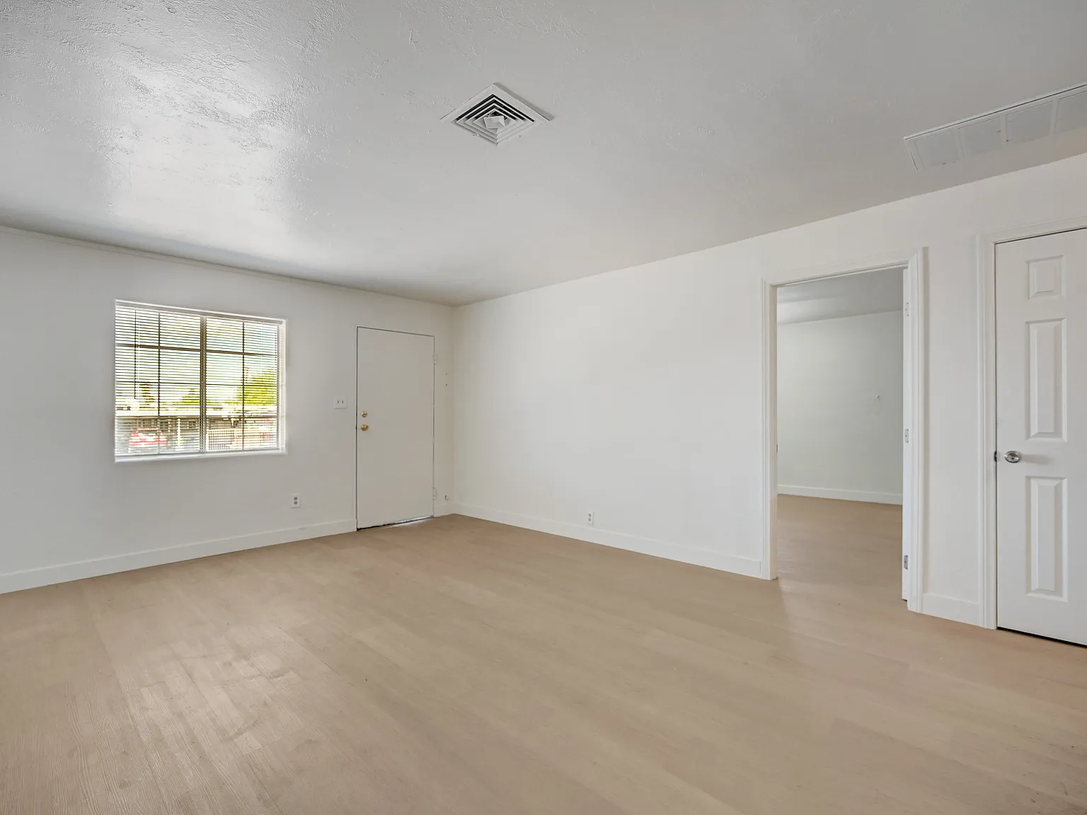 2 bed, 734 sqft, $1,400 — Photo 3