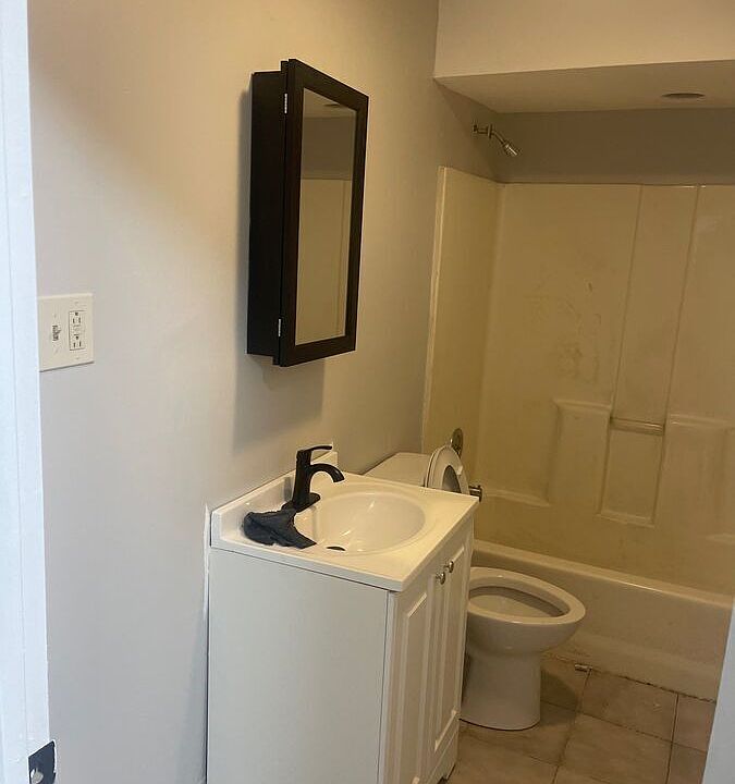 1st image of 4034 S Prairie Ave #2