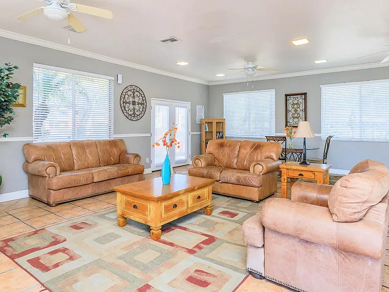 Crown Pointe Apartments — Photo 16