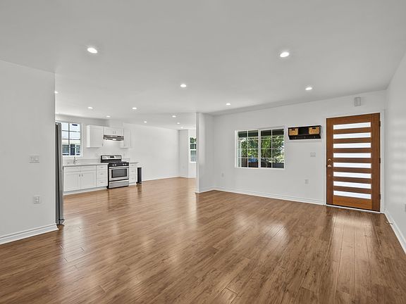 3rd image of 6712 Cedros Ave