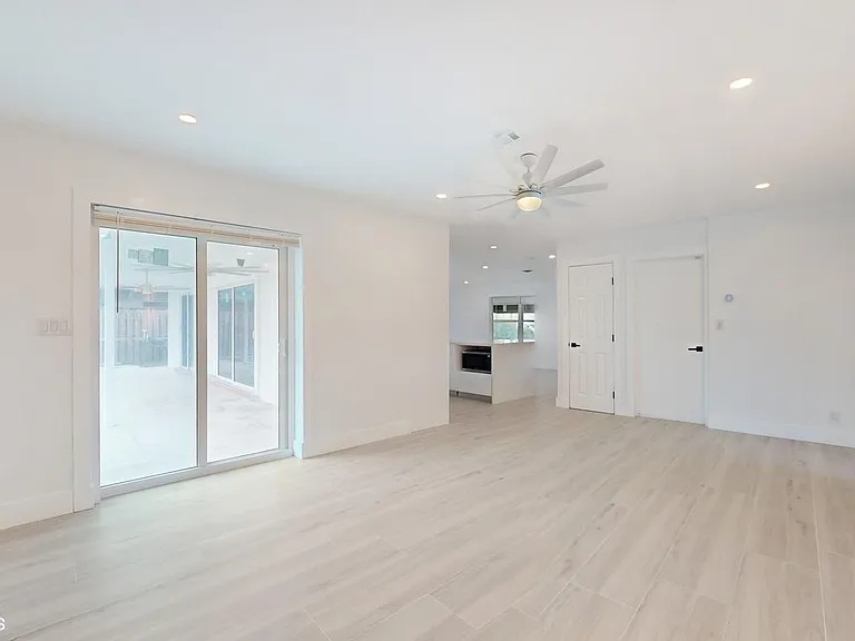 4761 NE 28th Ave — Photo 16