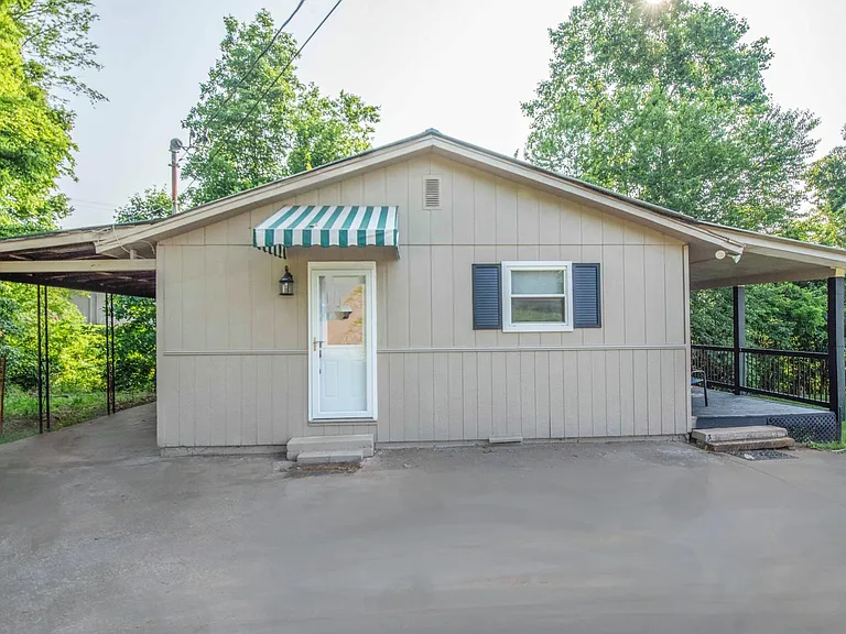 136 Harrison Ln — Photo 1
