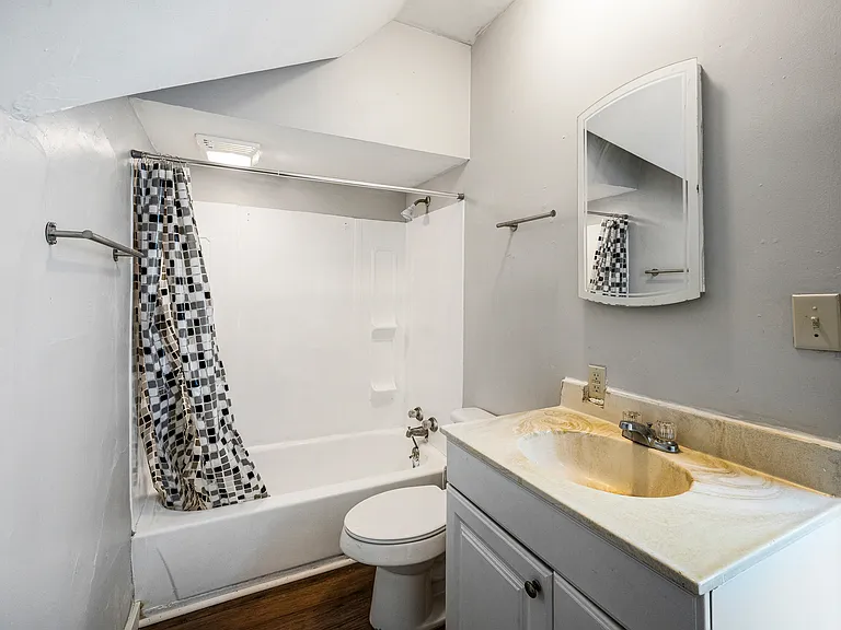 215 E South St — Photo 16