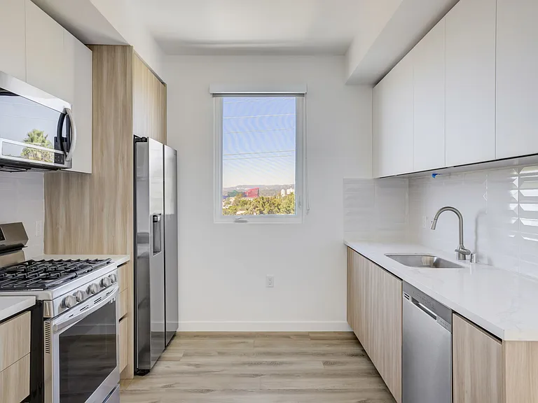 Fairfax Apartments — Photo 76