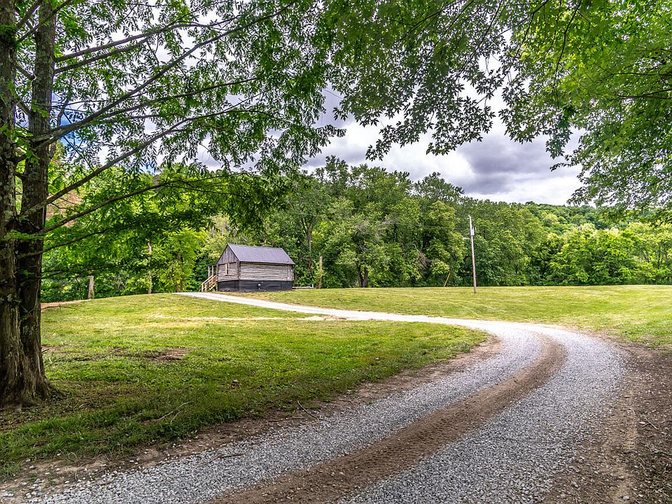 4th image of 2915 College Hill Rd