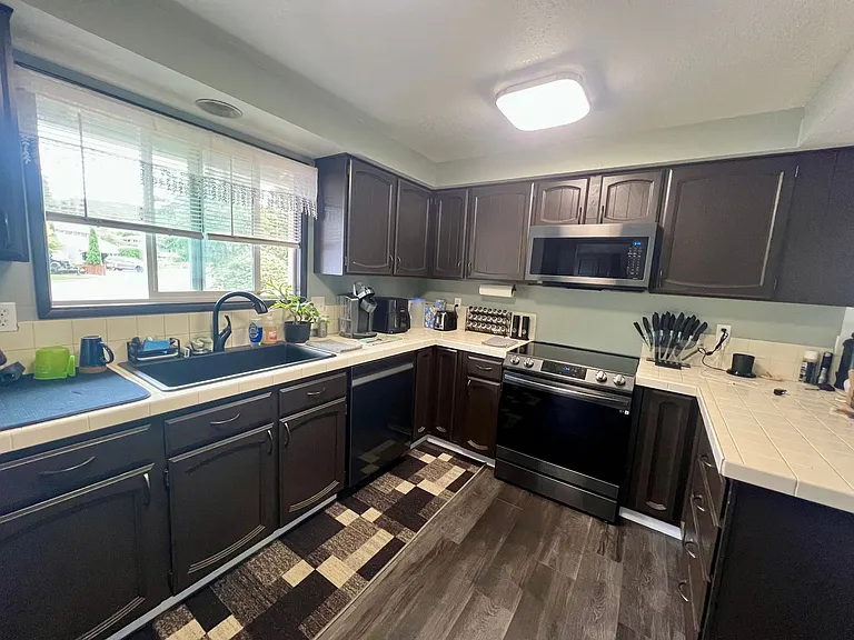 1130 Hemlock Ct — Photo 3