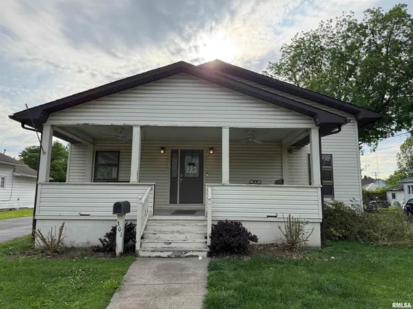 301 N Victor St, Christopher, IL 62822