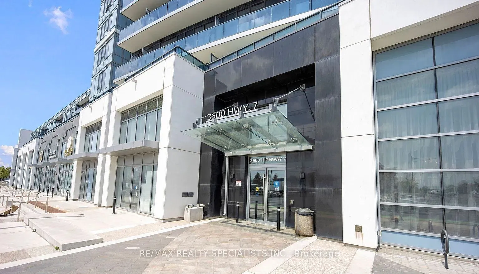 Centro Square Condos — Photo 2