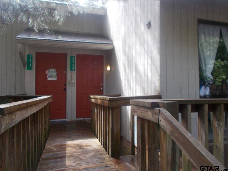 1st image of 220 E Holly Hill Cir