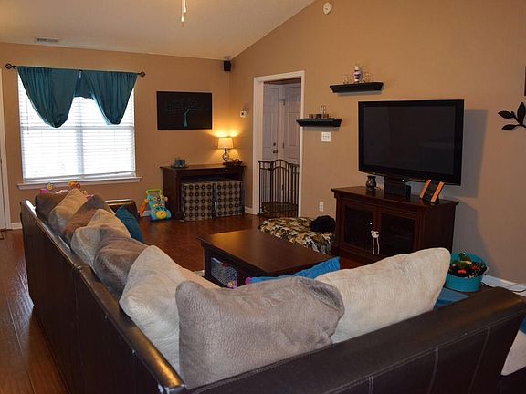 3rd image of 127 Sandy Hollow Dr NW