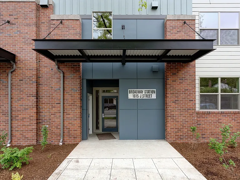 One Month Free, Broadway Station Apartments — Photo 3