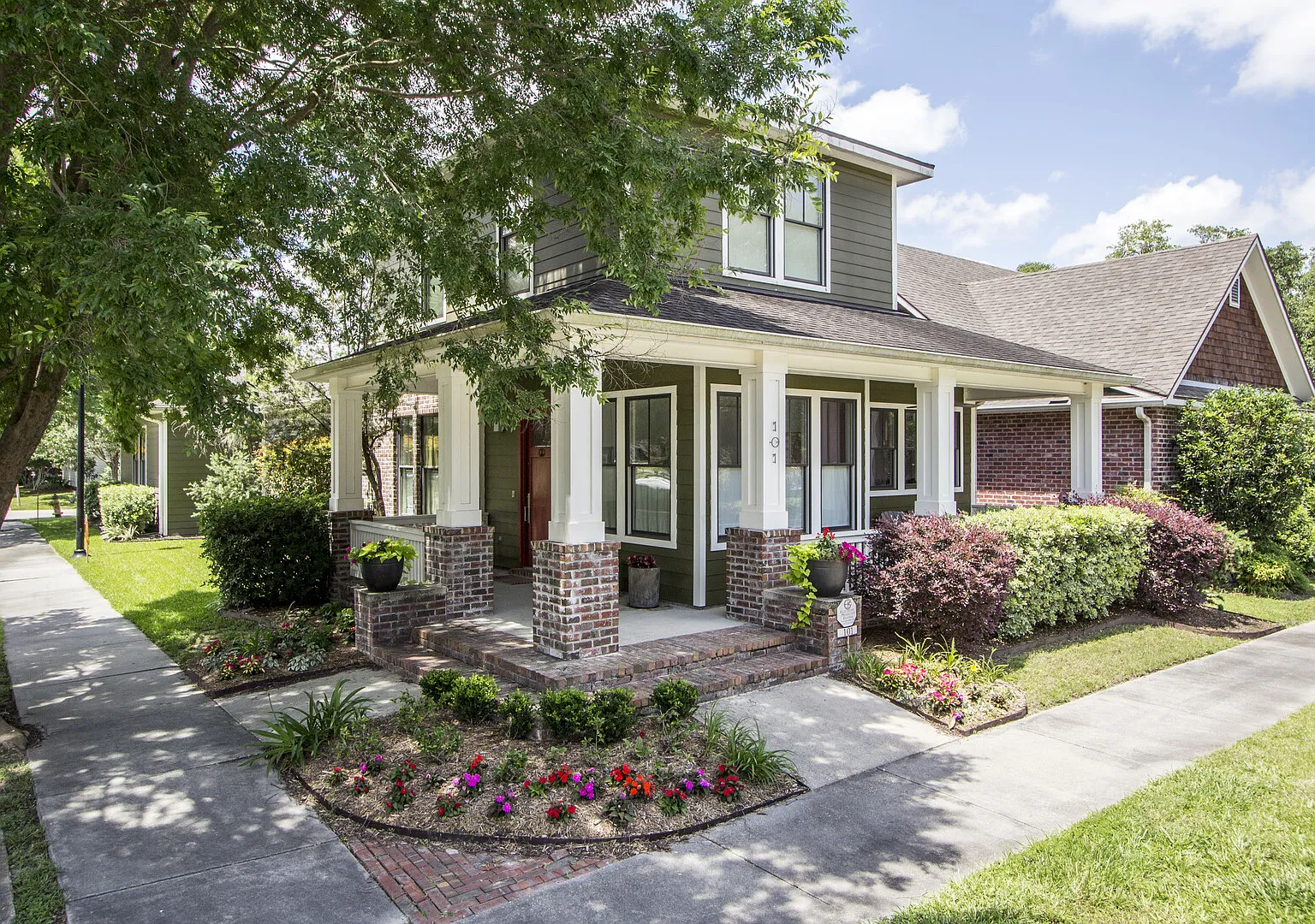 Modern Farmhouse in Quaint Neighborhood — Photo 1