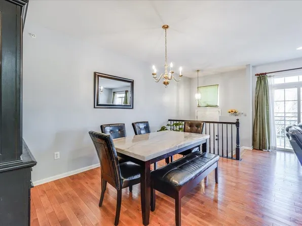 4 Hudson Ct, Jersey City, NJ 07305