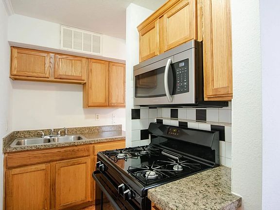 3rd image of 1505 W Lovers Ln APT 3