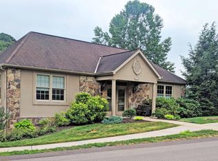 818 Village Dr, Pittsburgh, PA