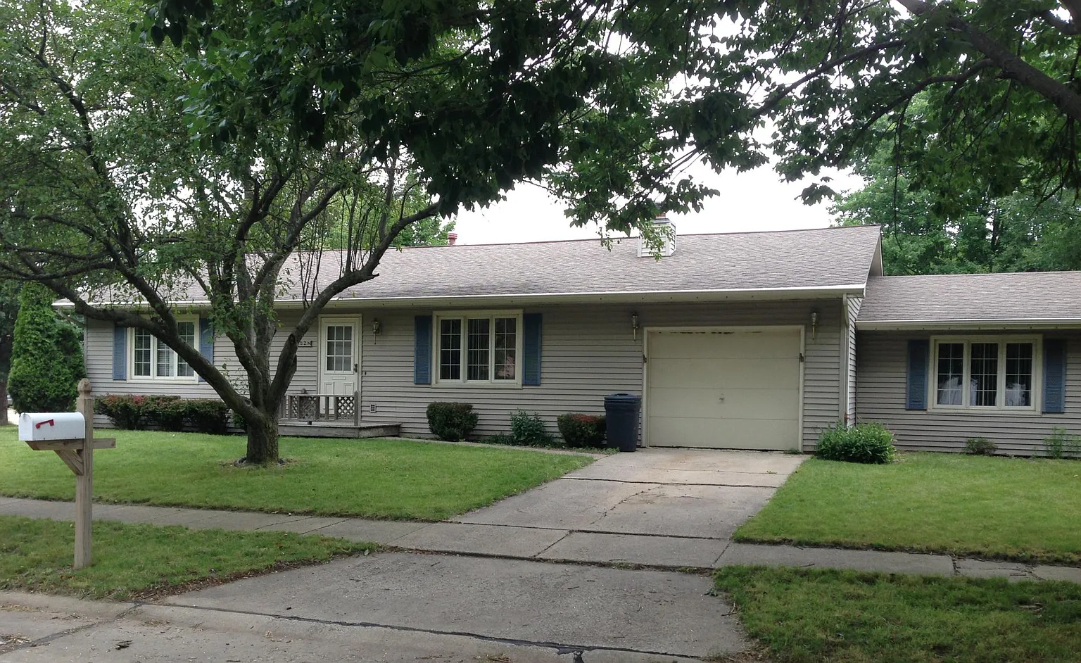 2702 Southwood Dr photo 1