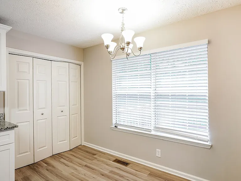 1046 Cedar Creek Village Rd — Photo 5