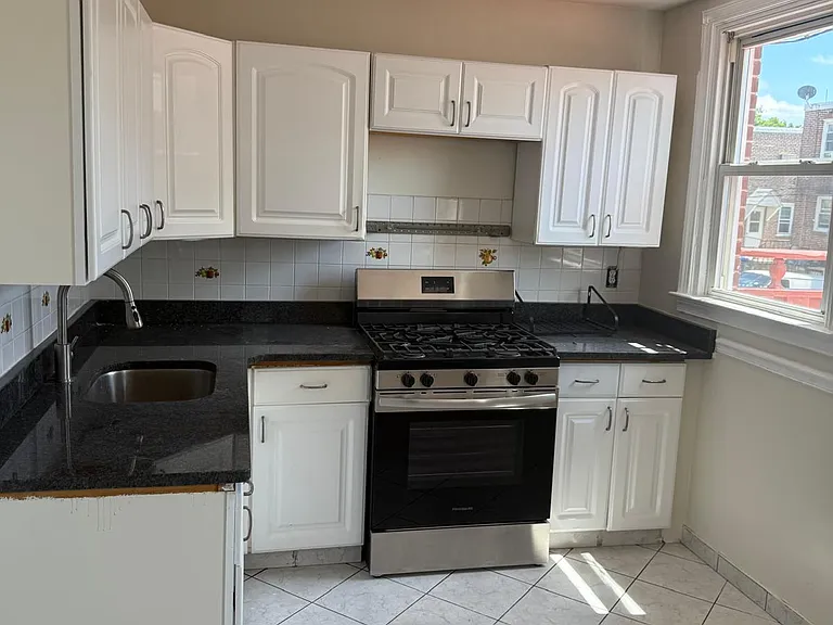 1100 Longshore Ave — Photo 4