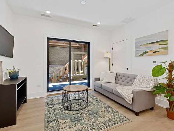 3rd image of 1613 W Belmont Ave #3M