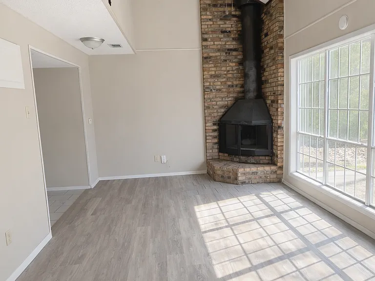 255 Washington Dr — Photo 2