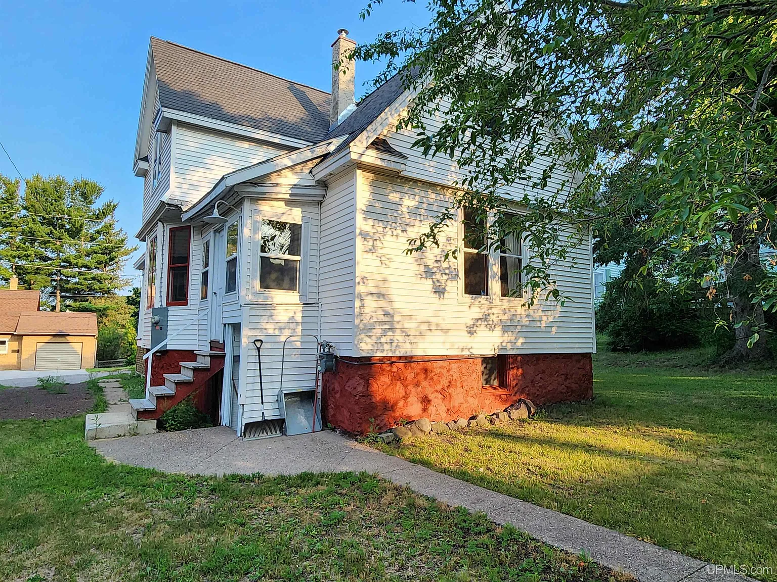 3 bed, 1.0 bath, 1356 sqft, $1,500 — Photo 1