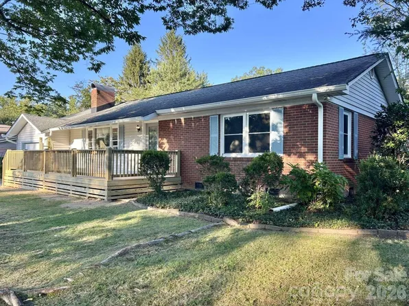 1225 Pinebrook Cir, Hendersonville, NC 28739