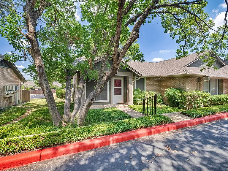 1015 E Yager Ln #147 — Photo 3