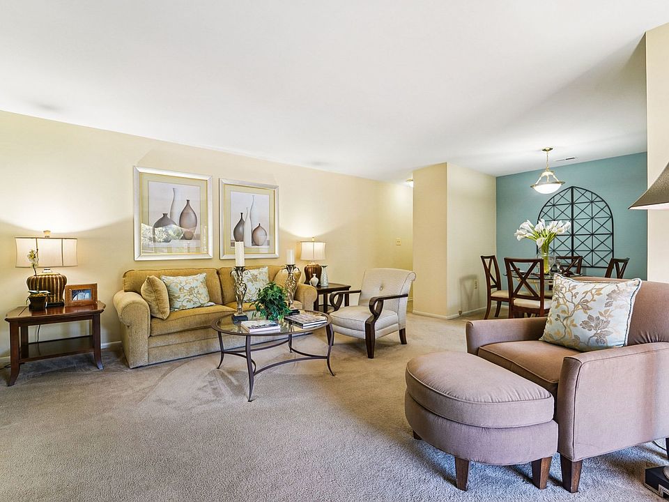 2 Bedroom 947 SF - Living / Dining Room Area